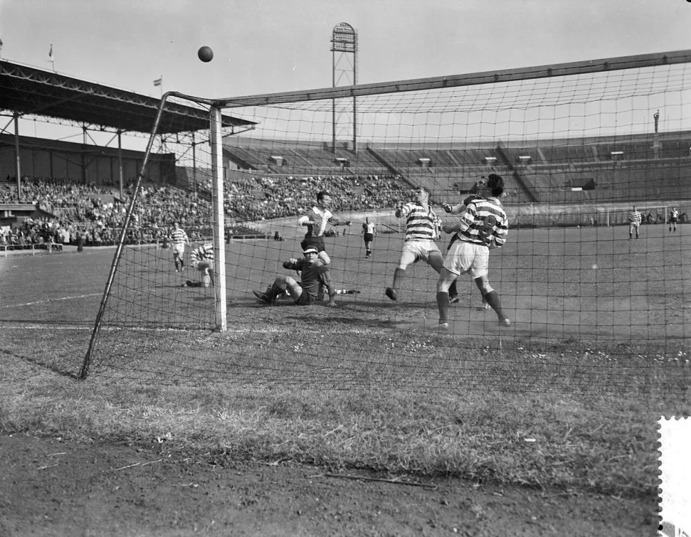 Blauw-Wit tegen Feyenoord 2-2, links Van Raalte , Meijers(Feyenoord), rechts Dahrs. Foto: Joop van Bilsen / Anefo, Nationaal Archief (CC0).