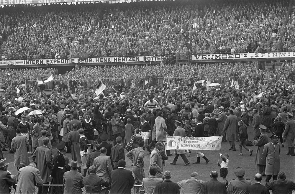 Feyenoord tegen Rapid. Feyenoord kampioen. Feestvreugde van Feyenoord. Foto: Wim van Rossem / Anefo, Nationaal Archief (CC0).