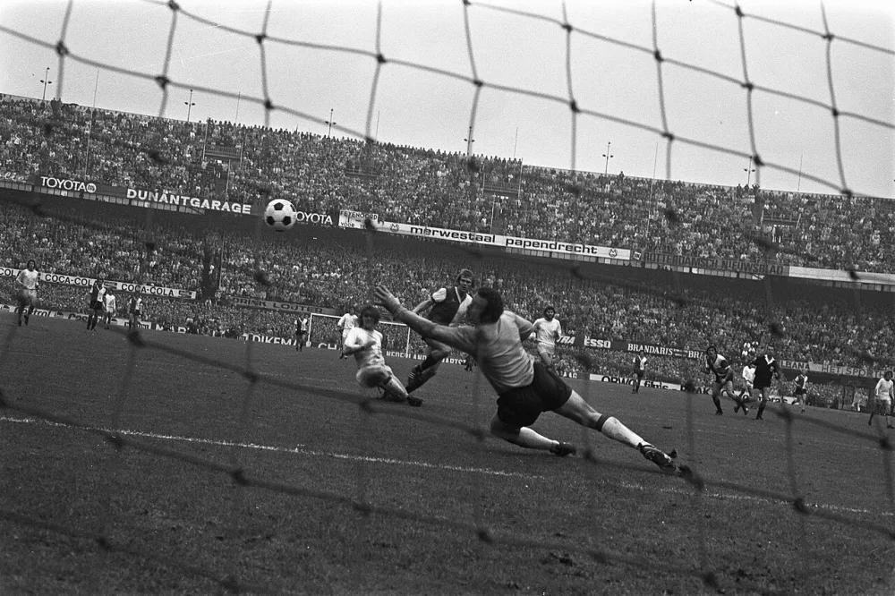 Feyenoord tegen Ajax 2-0, nummer 24 Theo de Jong scoort 2-0, nummer 26 keeper Stuy gaat bal uit het doel halen. Foto: Bert Verhoeff / Anefo, Nationaal Archief (CC0).