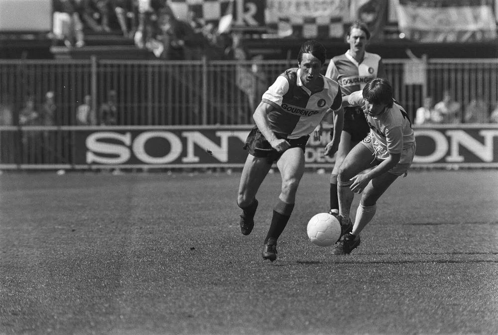 Feyenoord tegen Utrecht 3-0; Feyenoord officieus kampioen Johan Cruijff in duel met Gert Kruys (r). Foto: Marcel Antonisse / Anefo, Nationaal Archief (CC0).