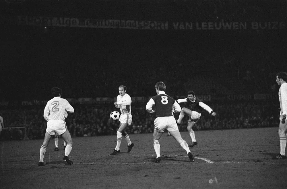 Feyenoord tegen Go Ahead 0-0. Wim van Hanegem (??) in aktie. Foto: Rob Mieremet / Anefo, Nationaal Archief (CC0).