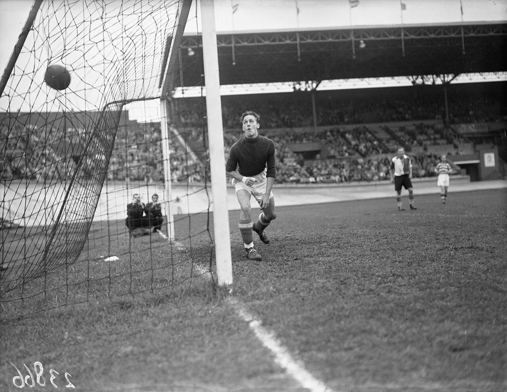 Blauw Wit tegen Feijenoord 1-5 / Feijenoorddoelman laat bal door. Foto: J.D. Noske / Anefo, Nationaal Archief (CC0).