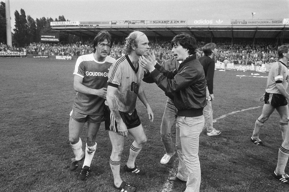 Ruud Geels wordt na afloop getroost door supporters en Feyenoordaanvoerder Ben Wijnstekers. Foto: Rob Bogaerts / Anefo, Nationaal Archief (CC0).