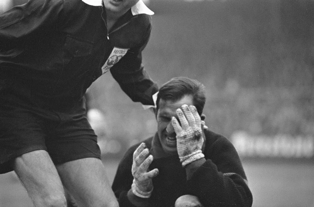 Feyenoord doelman Eddy Pieters Graafland raakt gewond aan het oog. Foto: fotograaf onbekend / Anefo, Nationaal Archief (CC0).
