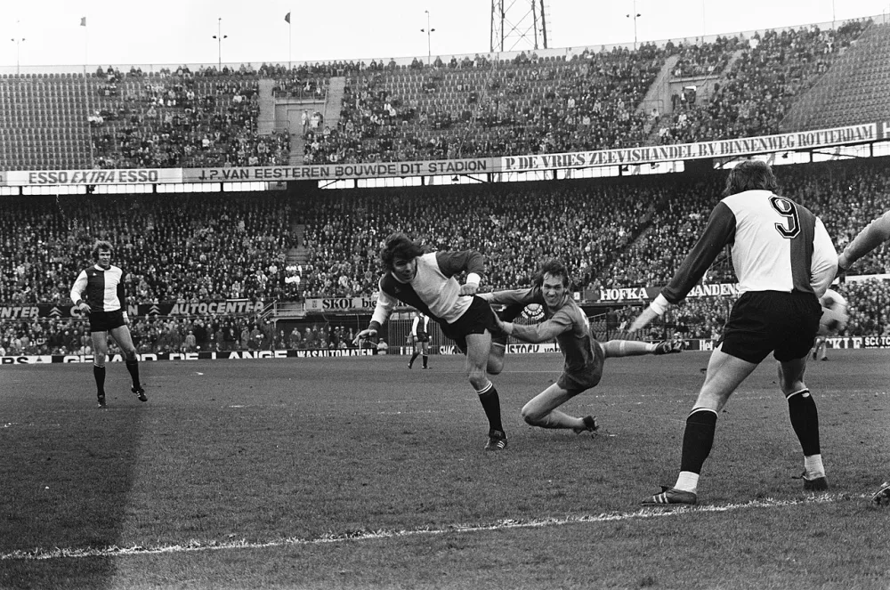 Feyenoord tegen FC Den Haag 3-0, Willem van Hanegem scoort tweede doelpunt. Foto: Rob Mieremet / Anefo, Nationaal Archief (CC0).