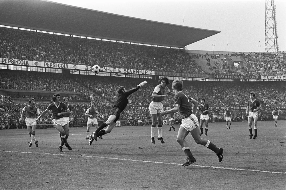 Feyenoord tegen MVV 2-0, doelpunt van Schoenmaker. Foto: Joost Evers / Anefo, Nationaal Archief (CC0).