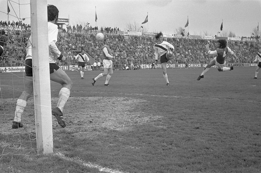 Den Bosch tegen Feyenoord 0-5; Laseroms (rechts) scoort 2-0. Foto: Rob Mieremet / Anefo, Nationaal Archief (CC0).