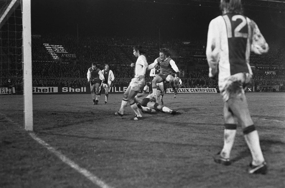 Ajax tegen Feyenoord, Theo de Jong. Foto: Hans Peters / Anefo, Nationaal Archief (CC0).