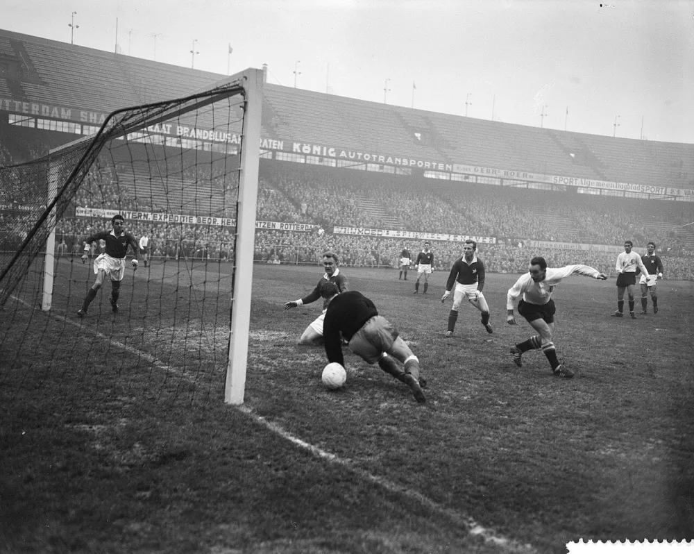 Feyenoord tegen MVV 2-2, v.l.n.r. Rutten, keeper Van Meer en Bennaard. Foto: Herbert Behrens / Anefo, Nationaal Archief (CC0).