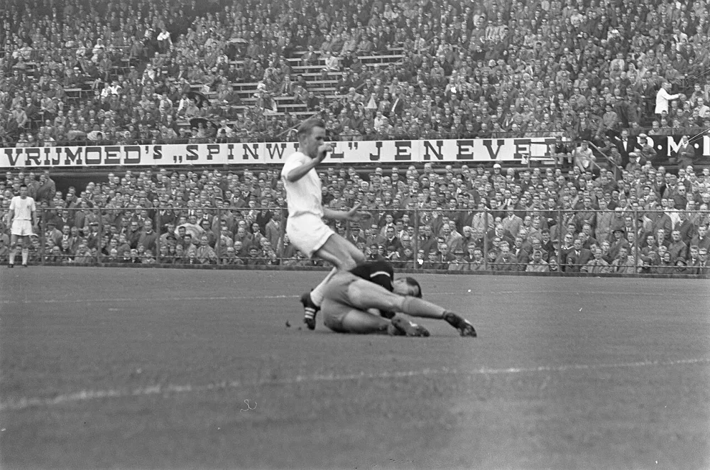 Feyenoord tegen Enschede 4-0, Geutjes (Enschede) in duel Eddy Pieters Graafland. Foto: Eric Koch / Anefo, Nationaal Archief (CC0).