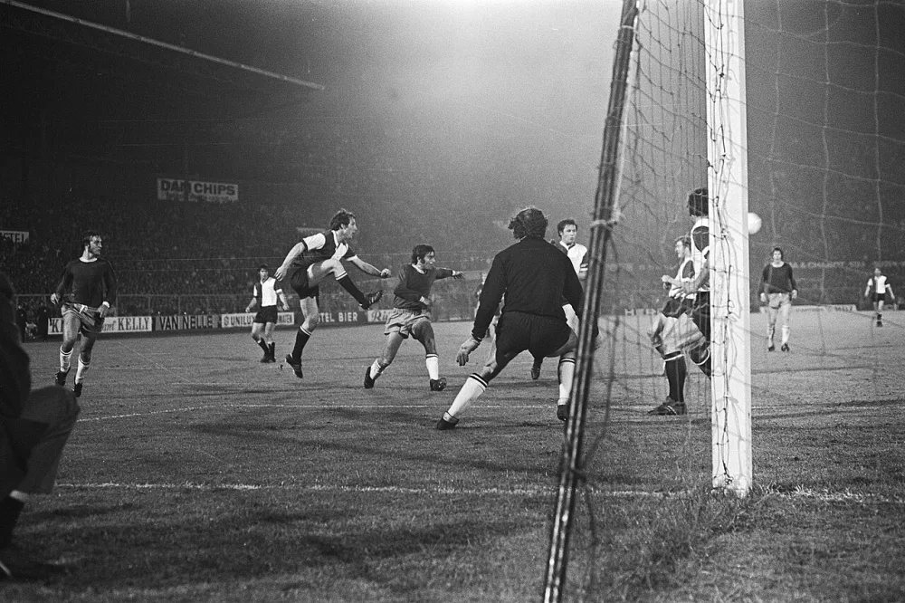 Ajax-Feyenoord 1-3. Spelmoment voor doel van Feyenoord. Foto: fotograaf onbekend / Anefo, Nationaal Archief (CC0).