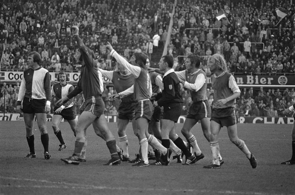 Feyenoord tegen AZ67 2-1, consternatie na Feyenoords 2e doelpunt, scheidsrechter Boosten omringd door AZ-spelers, Vooys, Vosmaer. Foto: Bert Verhoeff / Anefo, Nationaal Archief (CC0).