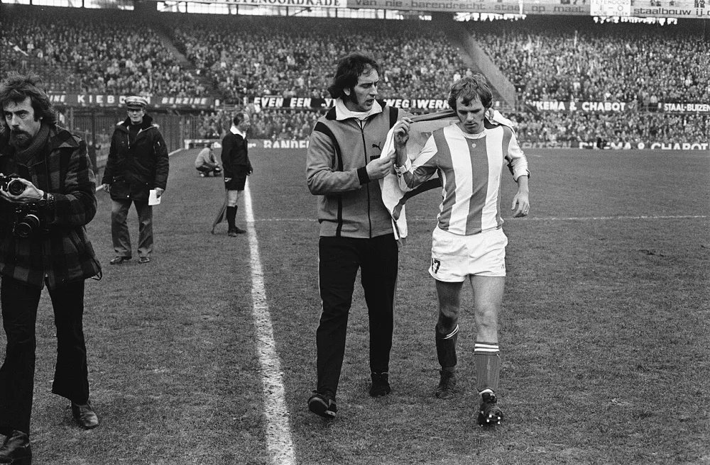 Feyenoord tegen Wageningen 8-2, Wageningenspeler Tanas wordt van het veld gestuurd. Foto: Hans Peters / Anefo, Nationaal Archief (CC0).