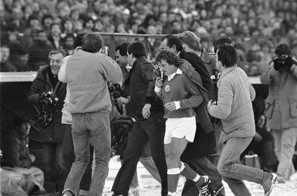 Feyenoord tegen Ajax 4-2, Wim Jansen verlaat het veld nadat hij door een sneeuwbal is geraakt. Foto: Rob Bogaerts / Anefo, Nationaal Archief (CC0).