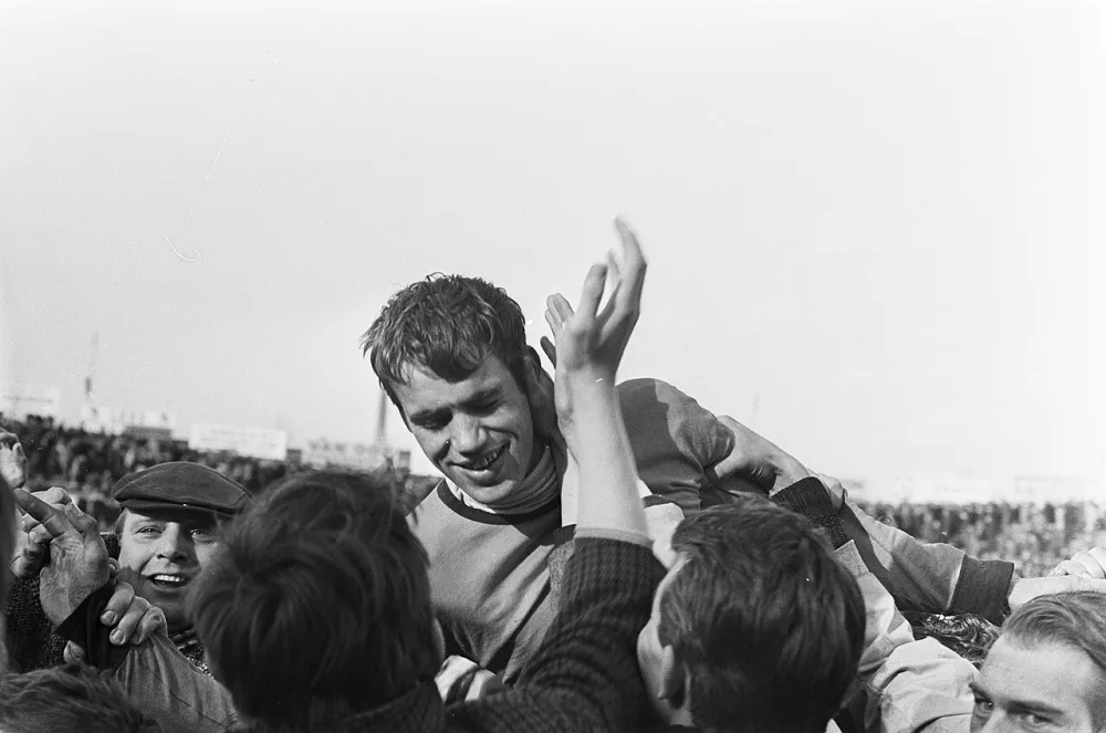 DOS tegen Feyenoord 2-0. Keeper Henk Verrips op schouders (DOS). Foto: Ron Kroon / Anefo, Nationaal Archief (CC0).