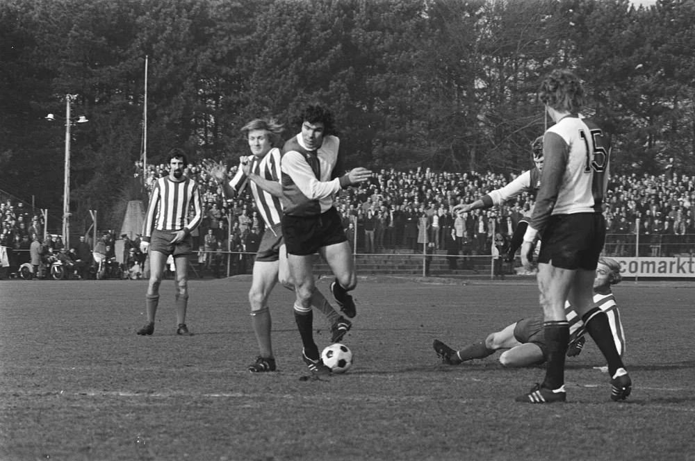 Eindhoven tegen Feijenoord 0-0; Van Hanegem in duel met Eindhovenverdediger. Foto: Rob Mieremet / Anefo, Nationaal Archief (CC0).