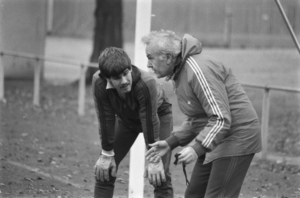 Trainer Jezek in aktie. Foto: Marcel Antonisse / Anefo, Nationaal Archief (CC0).