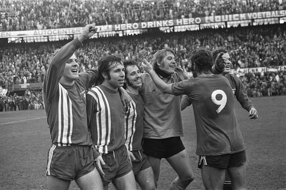 Feyenoord tegen FC Twente 0-1, Twentespelers juichen, v.l.n.r. Rene van de Kerkhof , Pahlplatz, Drost, keeper Schrijvers. Foto: Rob Mieremet / Anefo, Nationaal Archief (CC0).