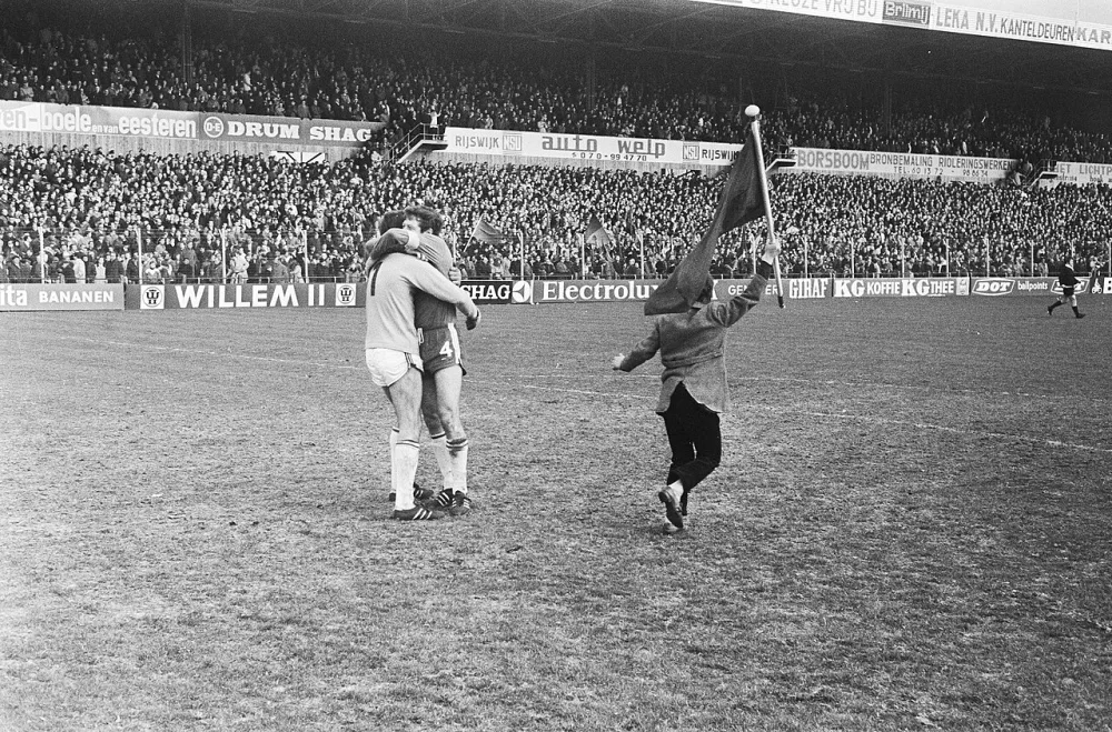 ADO tegen Feijenoord 2-0; supporters op veld. Foto: Bert Verhoeff / Anefo, Nationaal Archief (CC0).