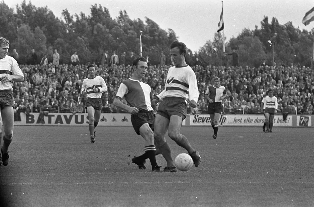 Xerxes DHC tegen Feyenoord 1-3. De Joegoslaaf Samordzic passeert Fafie. Foto: Eric Koch / Anefo, Nationaal Archief (CC0).