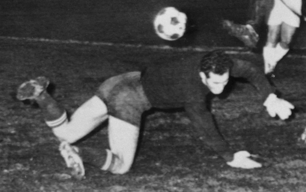 Vasas tegen Feyenoord 2-2, Kruiver maakt 1-1, en keeper Szentmihalyi. Foto: Herbert Behrens / Anefo, Nationaal Archief (CC0).