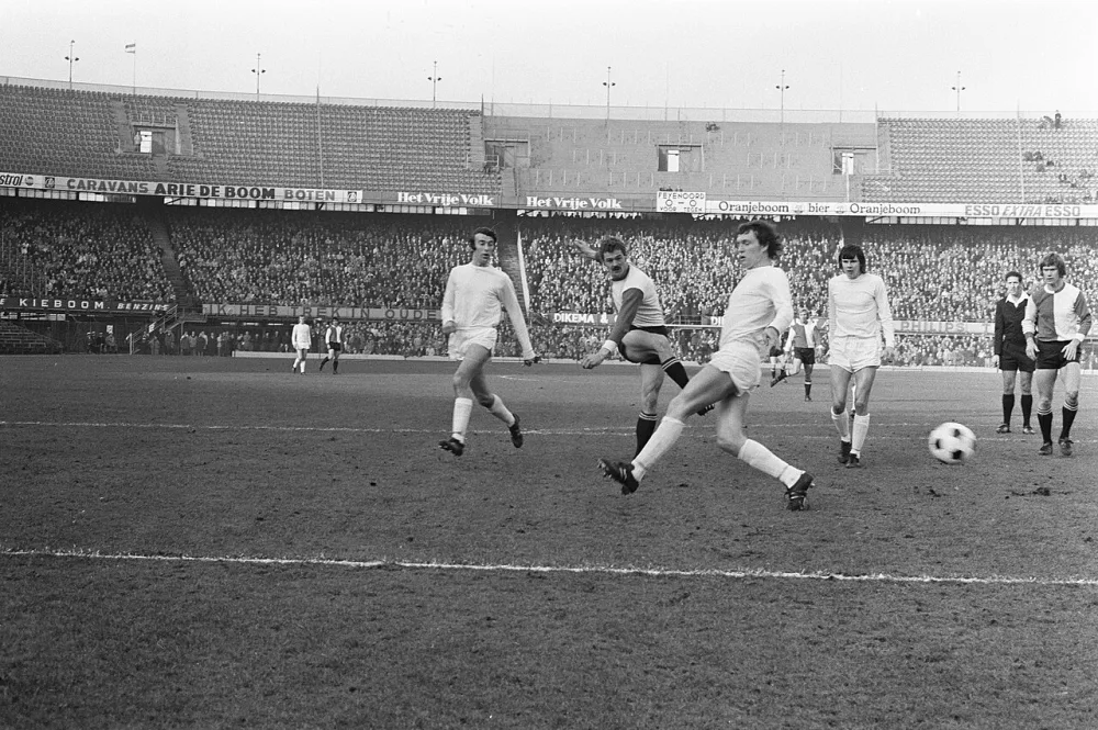 Feyenoord tegen NEC 5-1, Posthumus scoort 1-0 voor Feyenoord. Foto: Rob Mieremet / Anefo, Nationaal Archief (CC0).