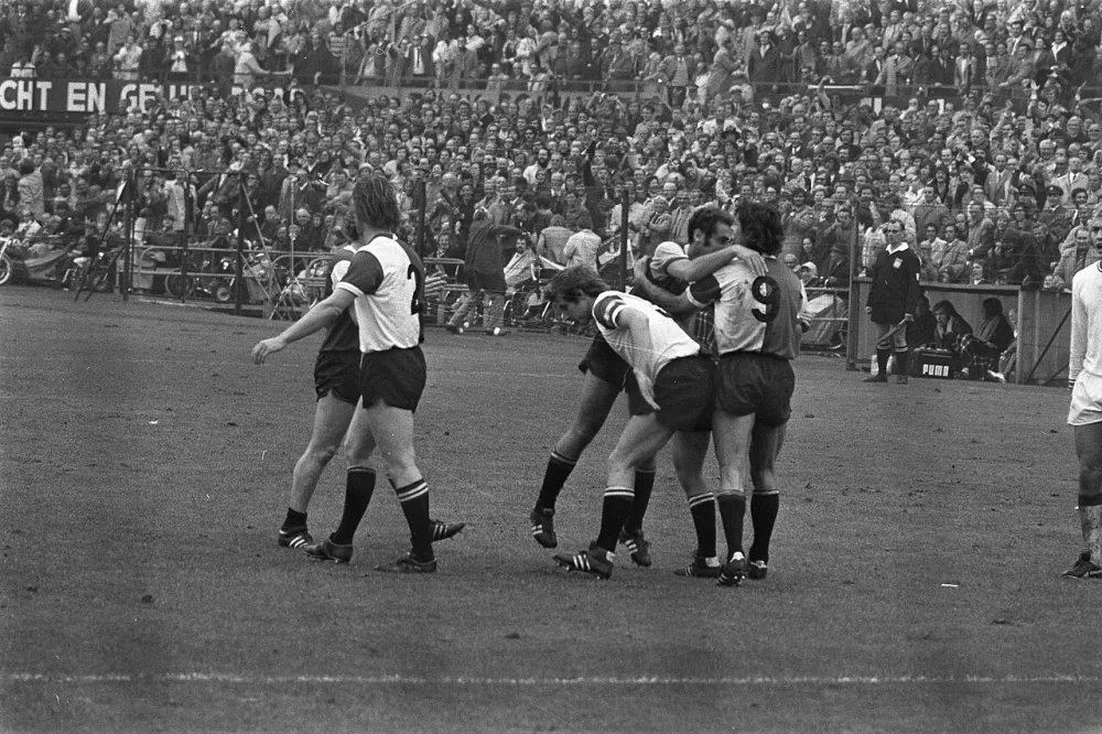 Feyenoord tegen Ajax 2-0, vreugde Feyenoord-spelers. Foto: Bert Verhoeff / Anefo, Nationaal Archief (CC0).