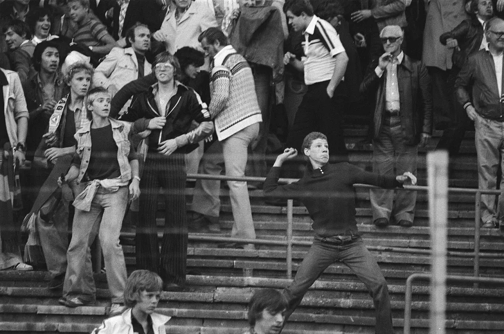 FC Den Haag tegen Feyenoord, jonge toeschouwer gooit stenen. Foto: Hans Peters / Anefo, Nationaal Archief (CC0).