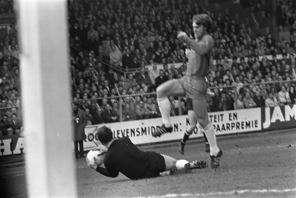 Doeverdediger Eddy Treijtel (Feyenoord) stopt de aanval van Ajaxiet Wim Suurbier. Foto: fotograaf onbekend / Anefo, Nationaal Archief (CC0).