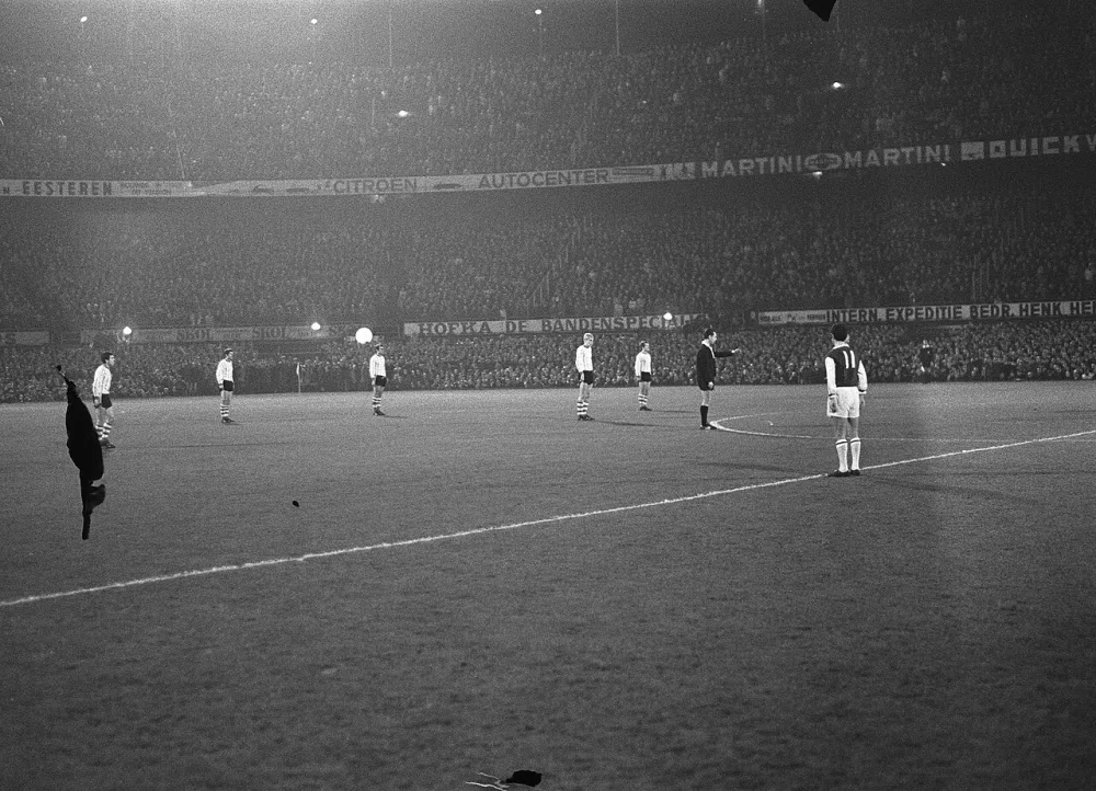 Feyenoord tegen PSV 1-0. Aanval Feyenoord. Foto: Rob Mieremet / Anefo, Nationaal Archief (CC0).