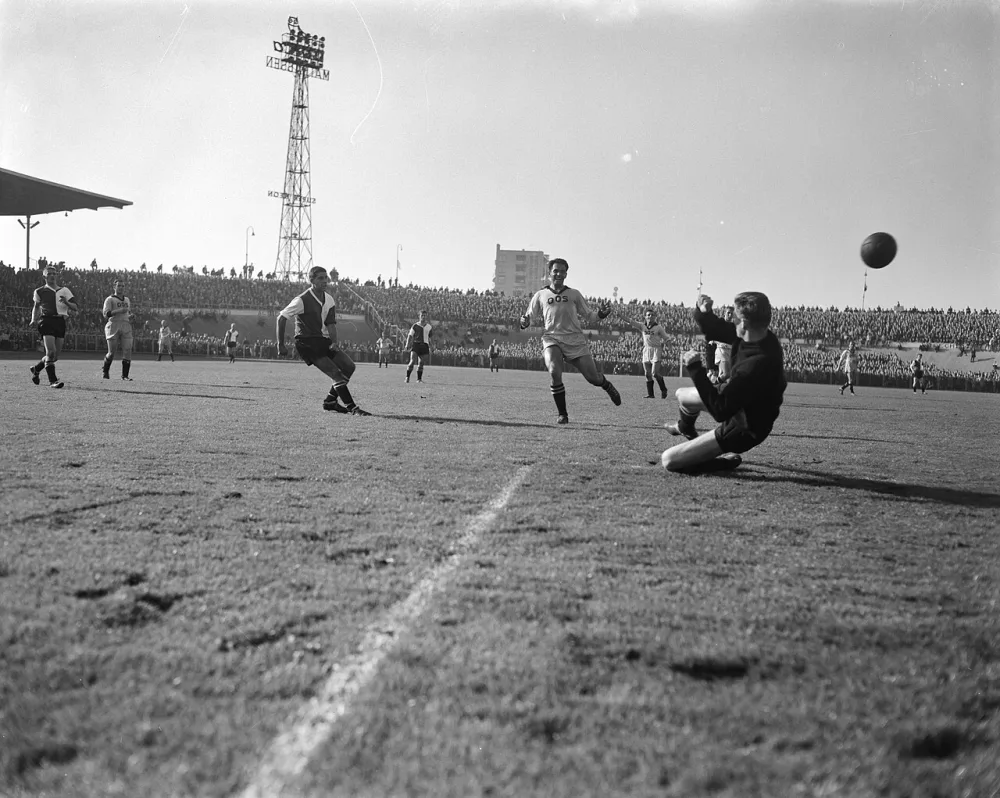 DOS tegen Feyenoord 1-0, v.l.n.r. Gijp, Kreyermaat, Daess (DOS) en keeper Van Zoghel (DOS). Foto: Joop van Bilsen / Anefo, Nationaal Archief (CC0).