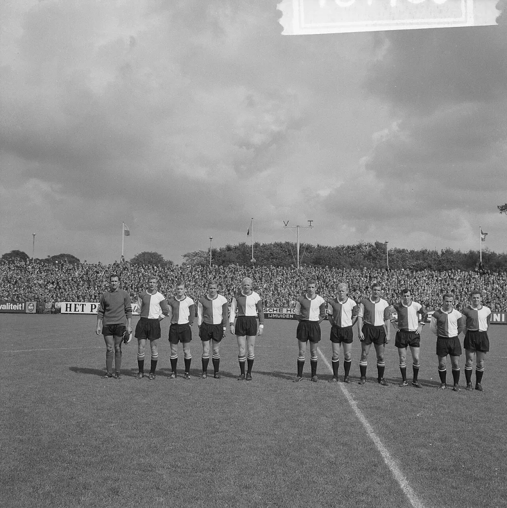 Voetbal. Telstar-Feijenoord 0-2. Elftal Feijenoord, Vlnr. Eddy Pieters Graafland, Hans Kraay, Hans Venneker, Piet Fransen, Piet Kruiver, Guus Haak, Piet Romeijn, Cor Veldhoen. Coen Moulijn, Frans…. Foto: Jac. de Nijs / Anefo, Nationaal Archief (CC0).