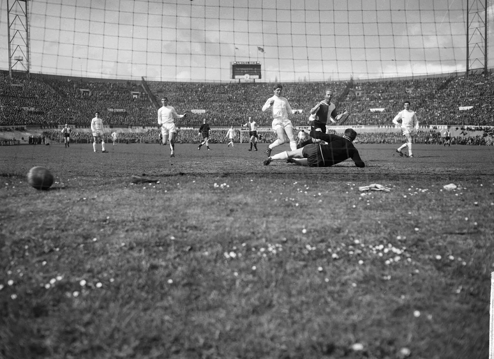 Ajax tegen Feyenoord 1-1 in Olympisch Stadion, Henk Groot scoort, op grond keeper Hoogerman verder v.l.n.r. Duivenbode, Soetekouw en Suurbier. Foto: Joop van Bilsen / Anefo, Nationaal Archief (CC0).