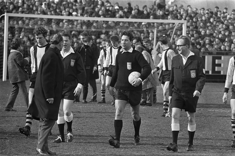 DOS tegen Feyenoord 2-0. Midden scheidsrechter Schalks. Foto: Ron Kroon / Anefo, Nationaal Archief (CC0).
