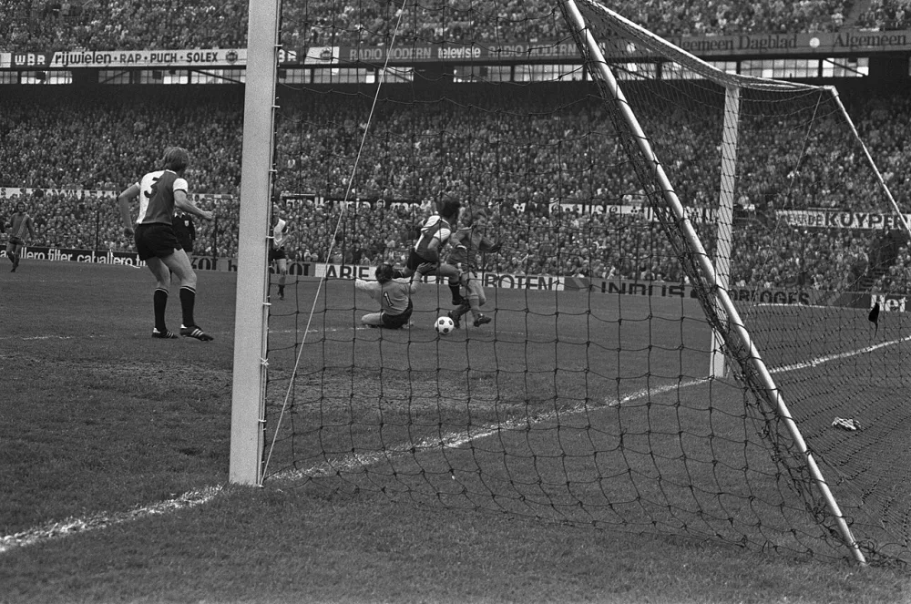 Feyenoord tegen FC Twente 3-2, (Feyenoord kampioen), Twente doelpunt (1e). Foto: Rob Mieremet / Anefo, Nationaal Archief (CC0).