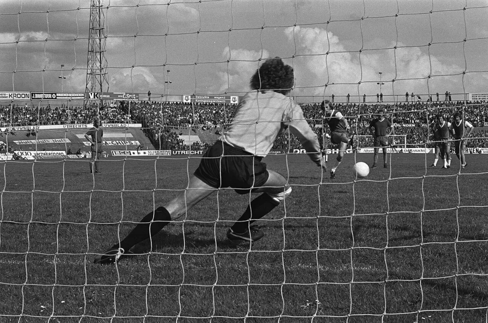 Vreyssen scoort uit een penalty. Foto: fotograaf onbekend / Anefo, Nationaal Archief (CC0).