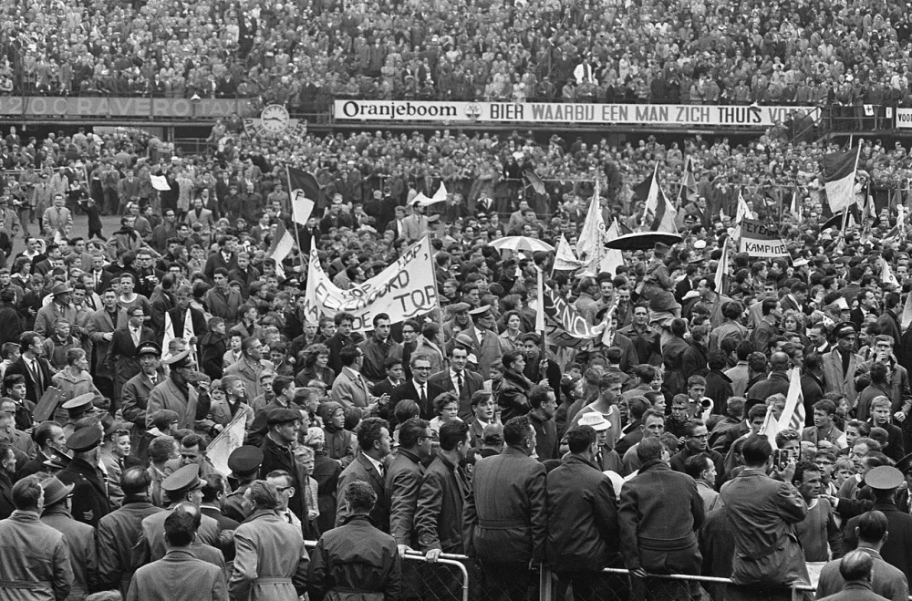 Feyenoord-ADO 1-1. (Feyenoord kampioen Eredivisie). Supporters op het veld. Foto: Harry Pot / Anefo, Nationaal Archief (CC0).