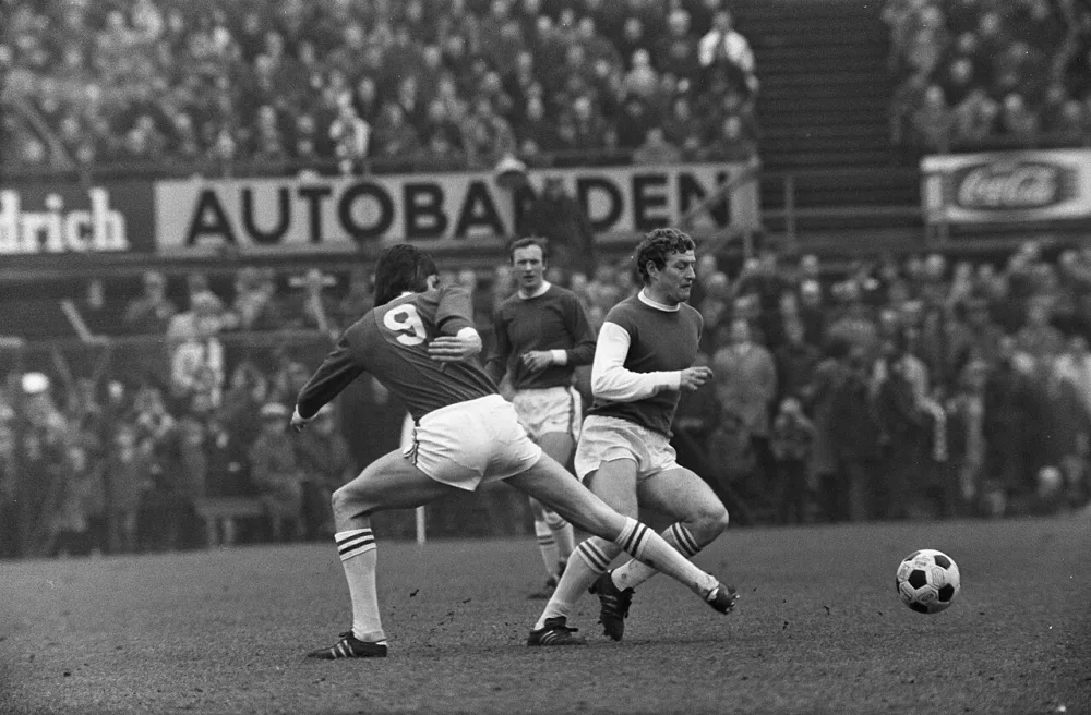 Feyenoord tegen ADO 0-0. Nummer 17 Ton Thie (keeper ADO) in aktie. Foto: Eric Koch / Anefo, Nationaal Archief (CC0).