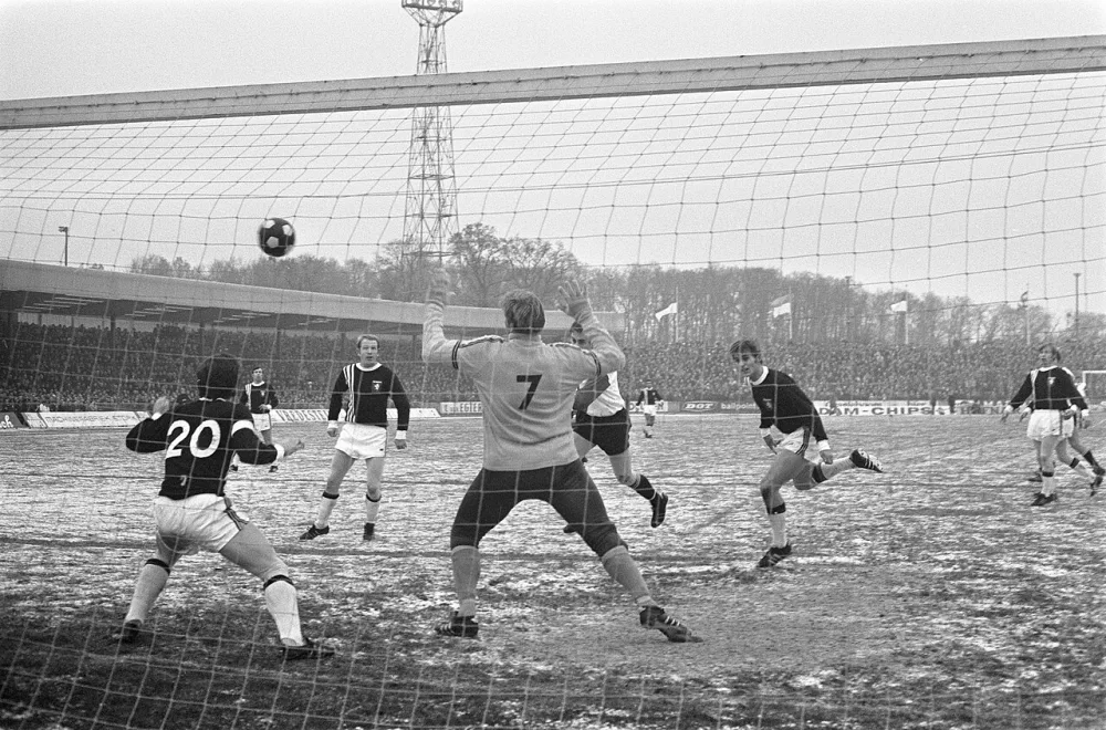 FC Twente tegen Feyenoord 1-1. Ove Kindvall scoorde 1-0, half achter keeper Schrijvers. Foto: Rob Mieremet / Anefo, Nationaal Archief (CC0).