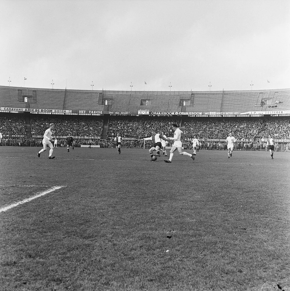 Feyenoord tegen Telstar 2-1, Harry Bild bezig aan solo-run. Foto: Jan Voets / Anefo, Nationaal Archief (CC0).