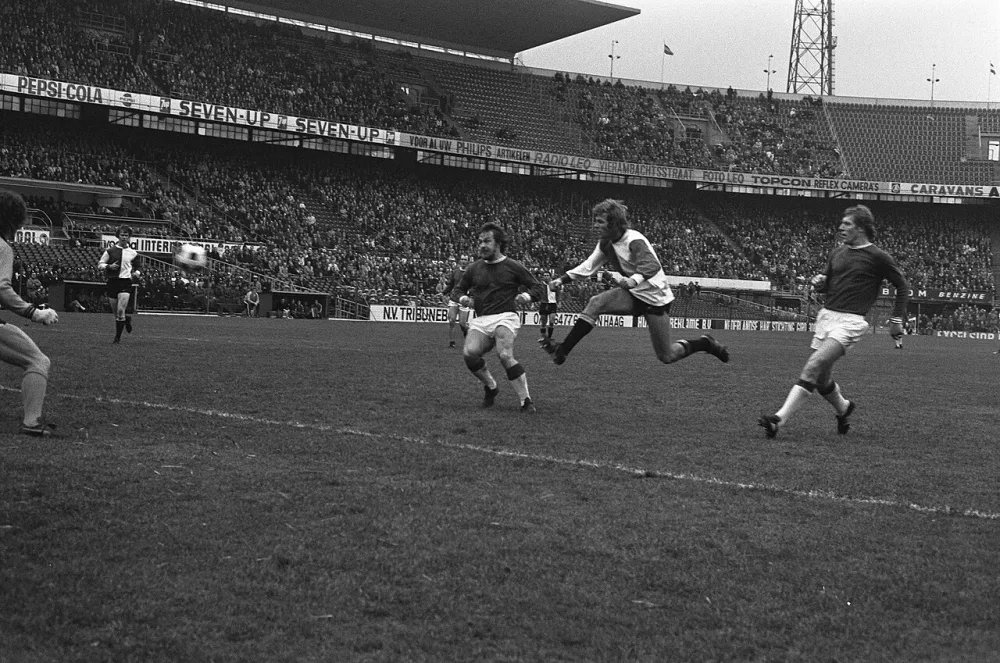 Feyenoord tegen Utrecht 2-1, De Jong (rechts) scoort 1-0. Foto: Bert Verhoeff / Anefo, Nationaal Archief (CC0).