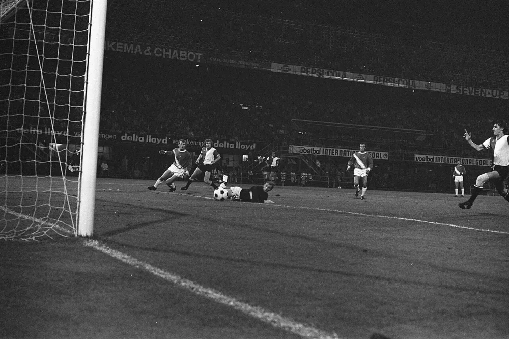 Feyenoord tegen Rumelange 9-0, Europacup III , Jansen scoort 1-0. Foto: Bert Verhoeff / Anefo, Nationaal Archief (CC0).