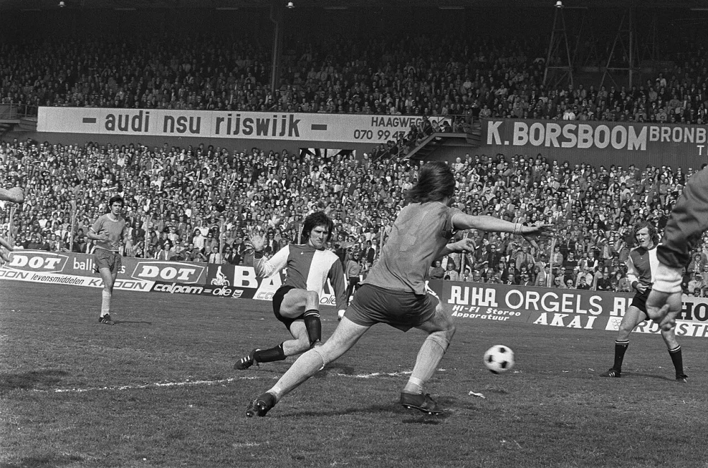 FC Den Haag tegen Feyenoord 0-2, nr. 19 Kristensen en Wijngaarde en Ouwehand (r), nr. 20 Schoenmaker scoort, Dusbaba. Foto: Bert Verhoeff / Anefo, Nationaal Archief (CC0).