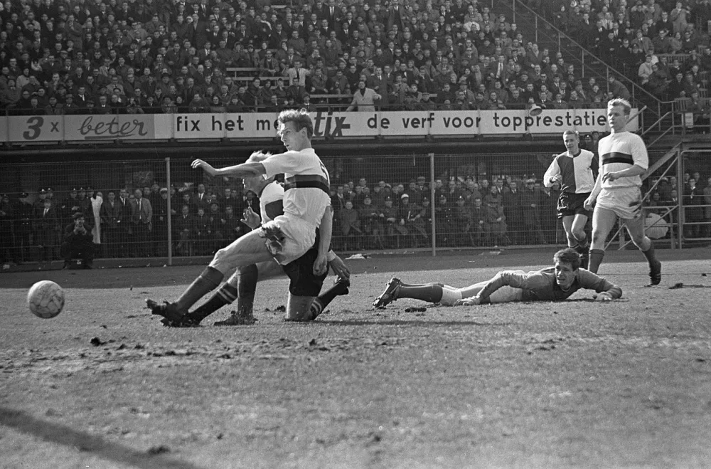Feyenoord tegen DWS, Kruiver maakt 1-0. Foto: Jac. de Nijs / Anefo, Nationaal Archief (CC0).