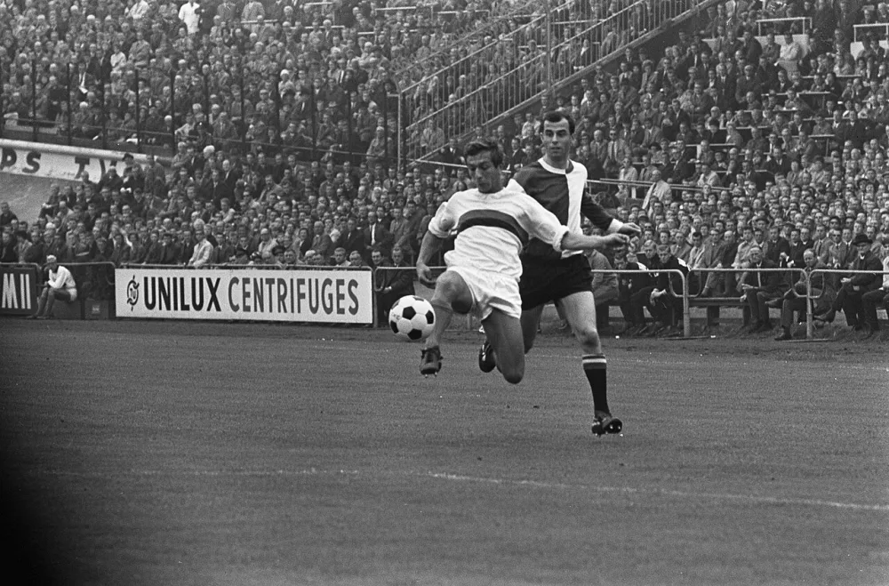 DWS tegen Feyenoord 2-0, Frits Flinkevleugel in duel met Coen Moulijn. Foto: Ron Kroon / Anefo, Nationaal Archief (CC0).