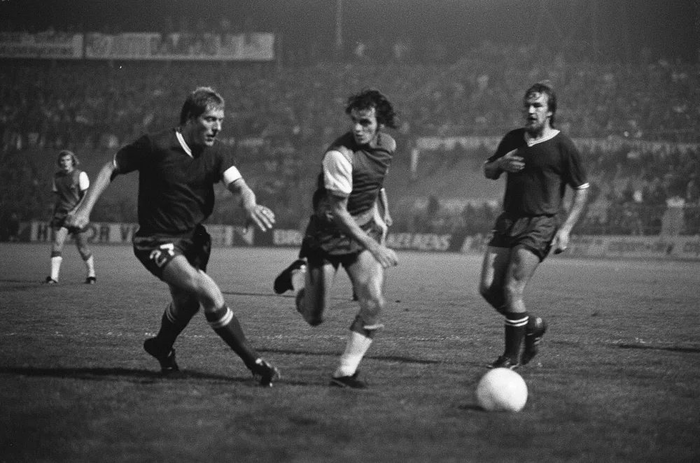 Utrecht tegen Feyenoord 0-4, Kristensen (midden) in duel Pronk (links). Foto: Hans Peters / Anefo, Nationaal Archief (CC0).