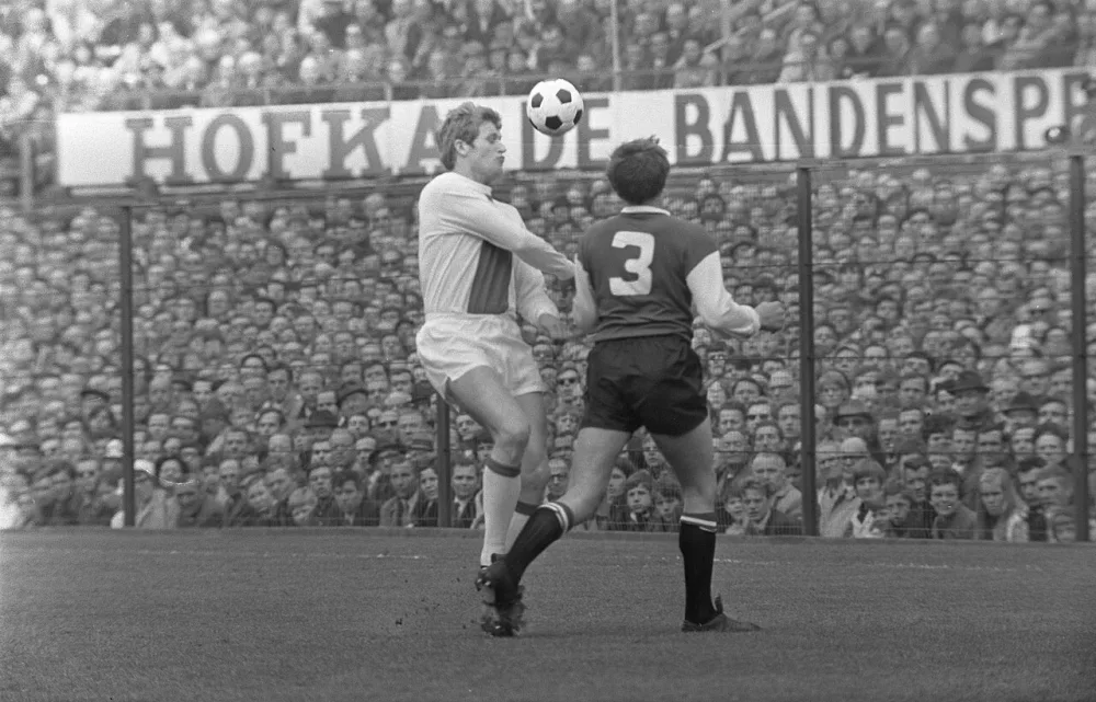 Feijenoord tegen Ajax 1-1 nr. 6 : Cruijff (links) en G. Haak. Foto: Rob Mieremet / Anefo, Nationaal Archief (CC0).