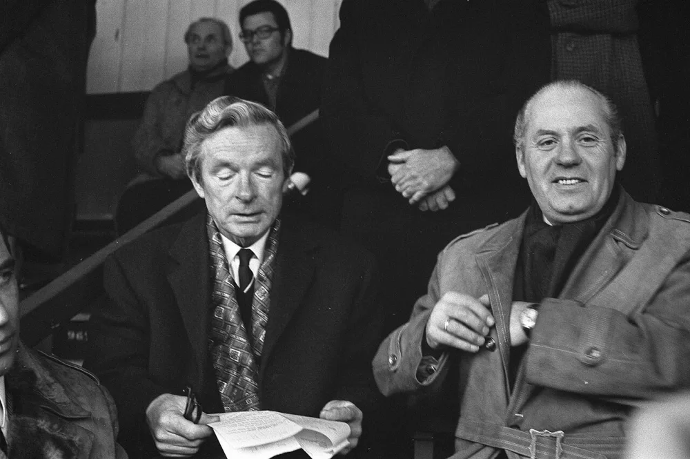 Sparta tegen Feyenoord 2-2 ( KNVB beker ), manager Guus Brox (rechts) met de manager van Benfica Jimmy Hagan. Foto: Rob Mieremet / Anefo, Nationaal Archief (CC0).