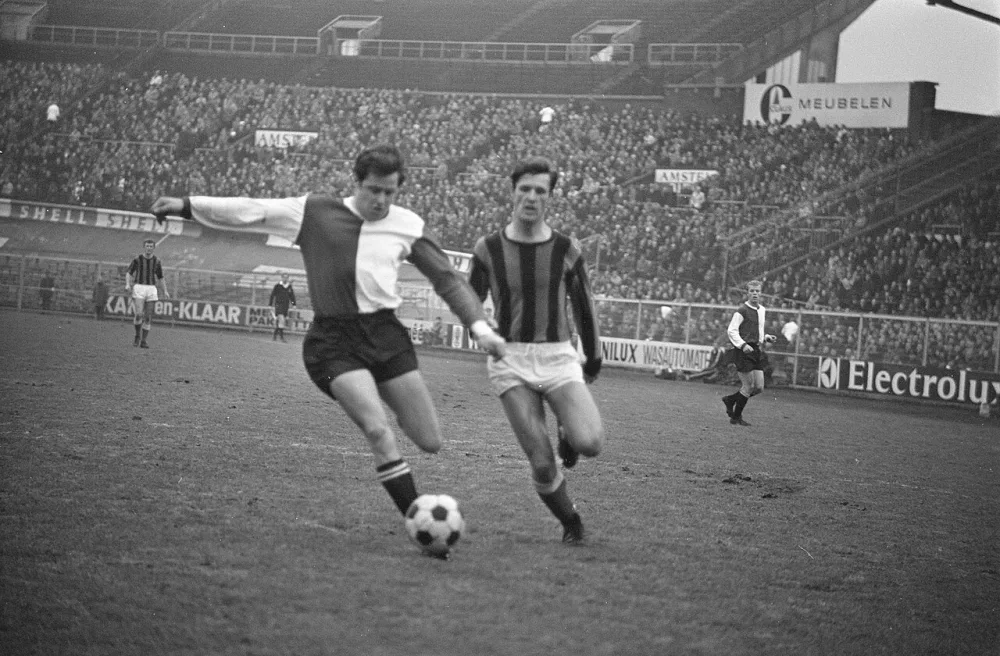 DWS tegen Feijenoord 0-1 Israel (links) in duel met Overweg. Foto: Jac. de Nijs / Anefo, Nationaal Archief (CC0).