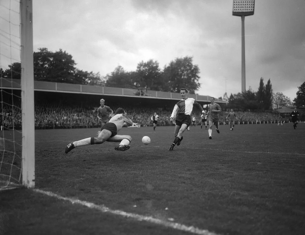 Ove Kindvall maakt eerste goal voor Feyenoord, doelman Heijink en verdediger Kemper zijn kansloos. Foto: Joop van Bilsen / Anefo, Nationaal Archief (CC0).